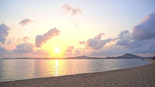热带海滩和海上美丽的日落