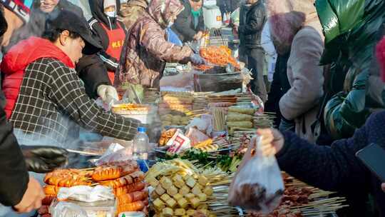 集市早市大集北方冬季羊肉串烤肠炸串鸡腿