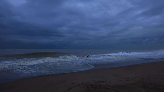 乌云密布下的海滩海水海浪潮起潮落