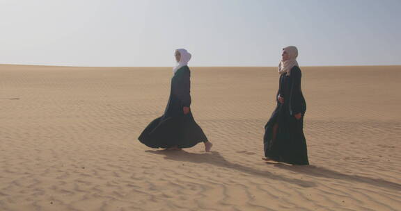 妇女一起走在沙漠里