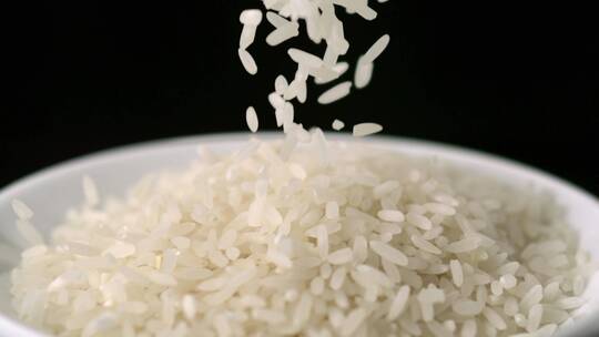 大米掉入碗中的特写
