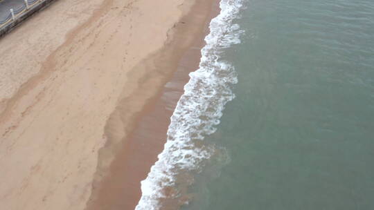 海边海浪冲击沙滩航拍