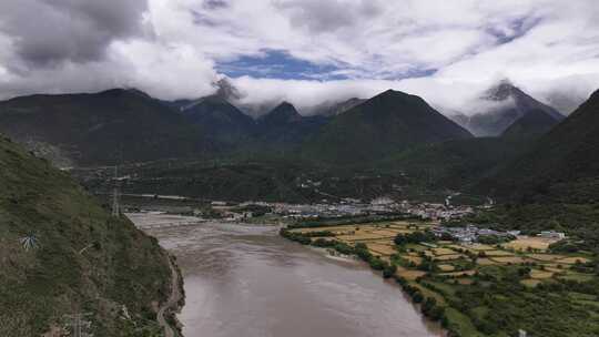 西藏林芝雅鲁藏布江畔公路