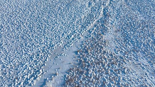 大兴安岭俯拍冬季湿地雪景塔头甸子视频素材模板下载