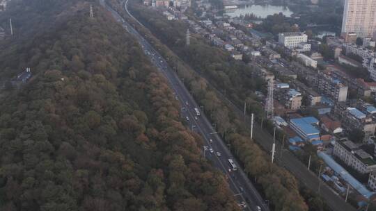 武汉龟山山边的电视塔和长江大桥城市公路