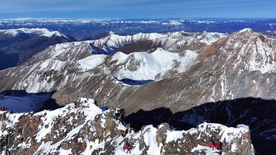 航拍四川岷山山脉雪宝顶雪山山脊上的登山队