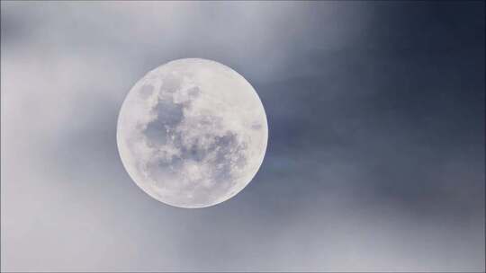 雾蒙蒙的月光之夜，雾云的背景月亮