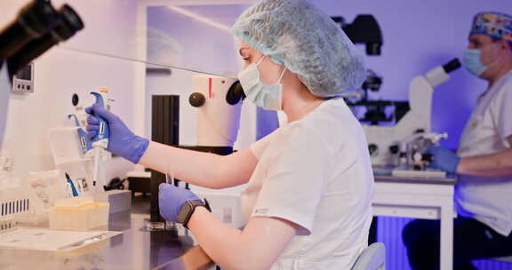 胚胎学家在实验室环境中进行人工受精