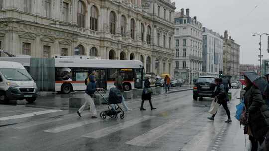 法国里昂街道行人过马路