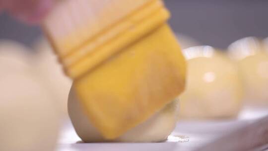 【镜头合集】蛋黄酥刷蛋黄放入烤箱