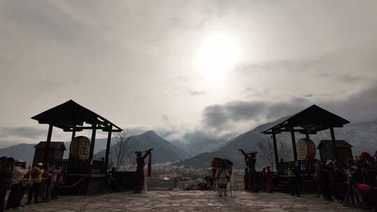 山间传统仪式表演场景