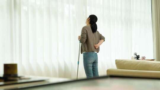 中年妇女拖地干家务劳累居家忙碌