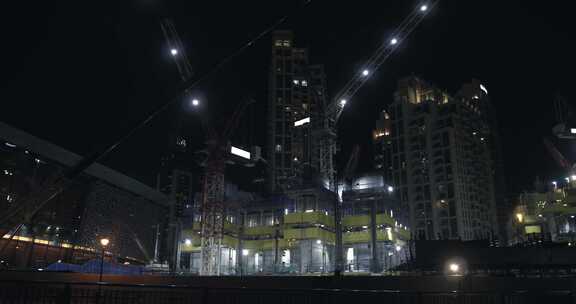 夜间建筑工地的建筑起重机