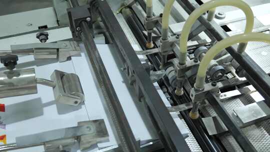 印刷厂里的各种机械设备运行4