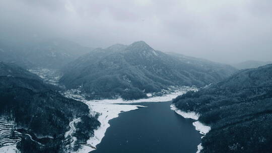 航拍暴风雪中的湖泊山脉