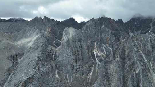 四川甘孜稻城亚丁群山风光岩石裸露没有植被