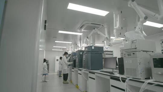 男子走进生物实验室背影研究医药科研检测视频素材模板下载