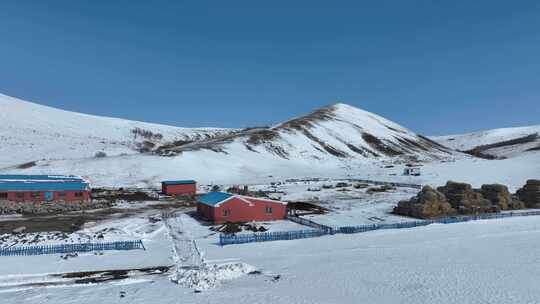 冬季白雪皑皑中的山村人家