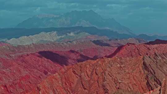 层层叠叠的红色岩层