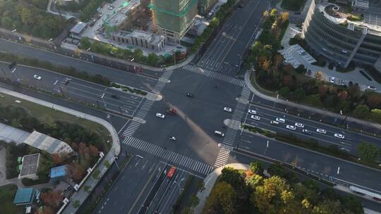 俯瞰城市十字路口街道车流交通