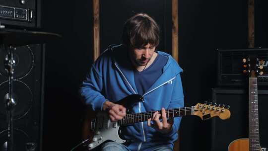 音乐家在录音棚演奏电吉他的镜头视频素材模板下载