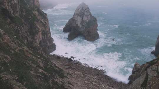 航拍海浪拍打沙滩和岩石