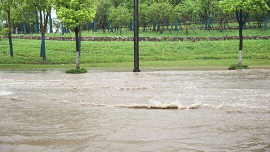 夏天雨季杭州城市街道积水过多画面