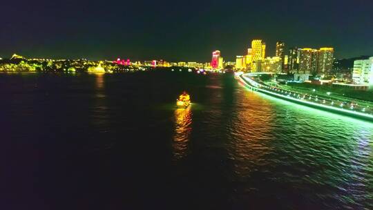 夜景游轮出游海上夜景