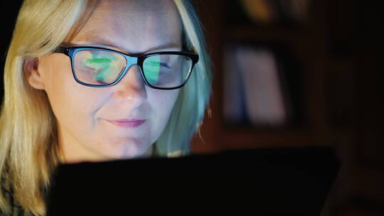 女人晚上在用平板电脑 
