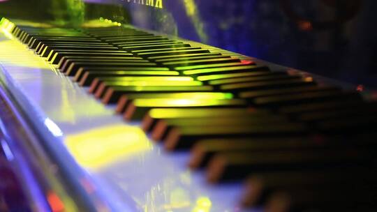 舞台上灯光照耀下的琴键电子琴