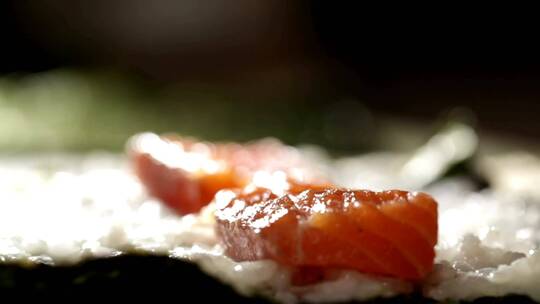 在寿司卷中加入鱼和奶酪