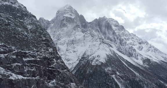 航拍川西四姑娘山雪山山峰