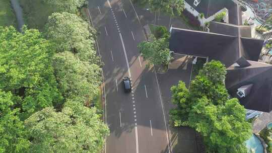 捕捉运动：空中拍摄黑色汽车沿路行驶