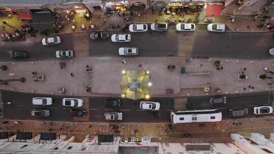 汽车和行人经过#007时，雅法钟楼的俯视