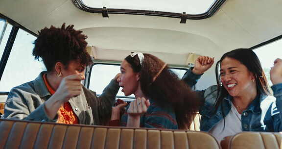公路旅行，音乐和女性朋友在面包车里跳舞，