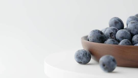 移镜拍摄碗里的酸甜蓝莓