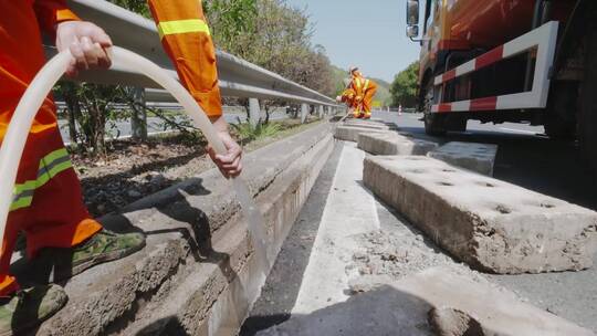 高速路政人员清理高速公路养护修剪树叶绿化