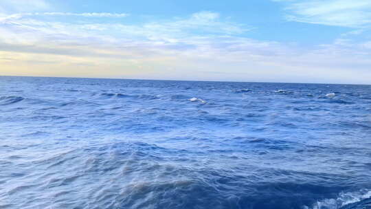 海浪  海边  海边的蓝天白云