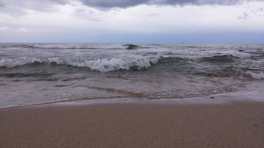 海浪拍打着海岸