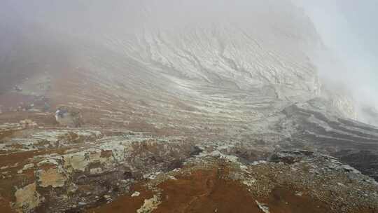 人们从火山中开采硫磺