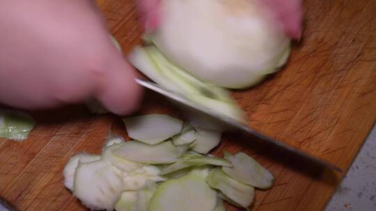 清洗苤蓝芥菜疙瘩削皮切片处理食材