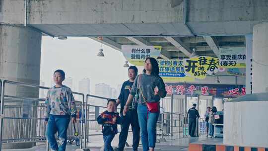 长江码头游客
