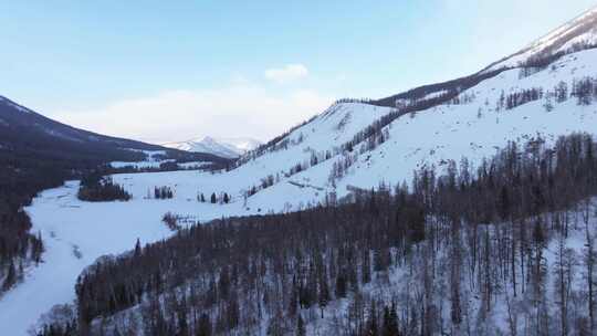 航拍新疆冬季喀纳斯湖雪景雪山森林冰河晨雾