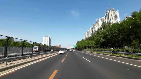 开车行驶在北京街道 北京开车第一视角