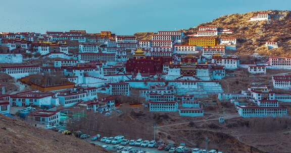 西藏拉萨甘丹寺600周年燃灯日转夜全景