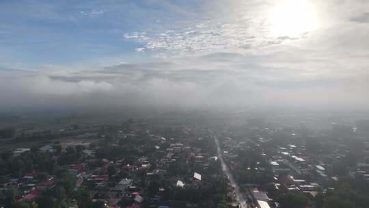 乡村上空俯瞰云雾缭绕景象