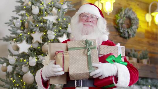 圣诞老人拿着礼物站在圣诞树旁