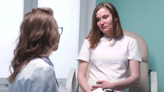 妇科医生通知她怀孕的病人超声波的结果