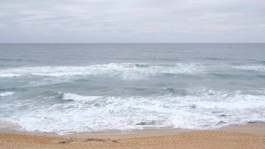 大浪涌向海岸视频素材模板下载