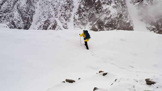 登山者爬山探险空中飞行史诗山脉攀登成功美丽